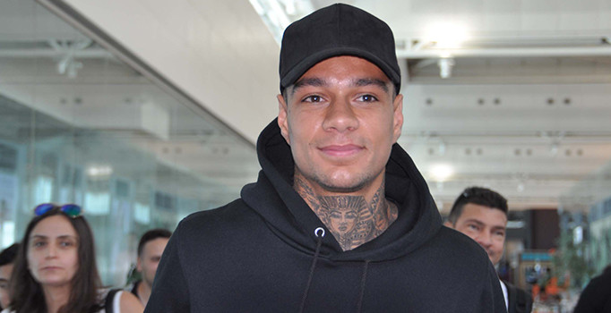 Fenerbahçe'nin yeni sağ beki Van Der Wiel İstanbul'da