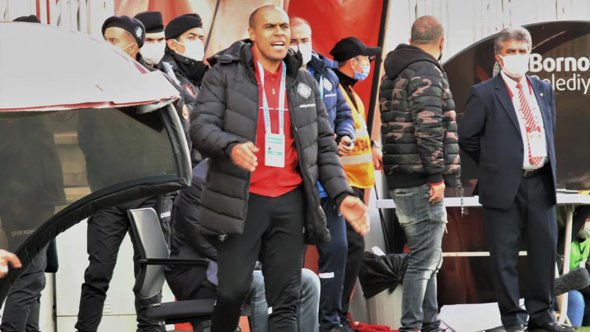 Altay'da Mustafa Denizli'nin yerine Mert Nobre teknik direktör oldu