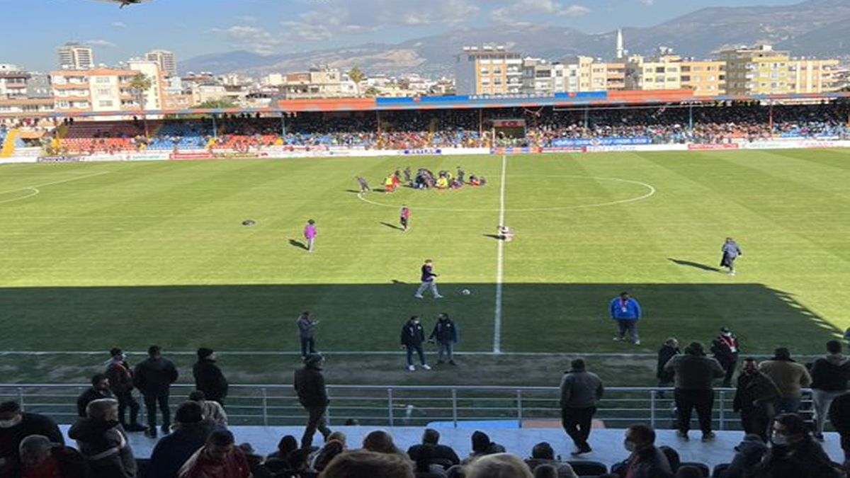 Soyunma odasında yangın çıkınca futbolcular sahada kaldı