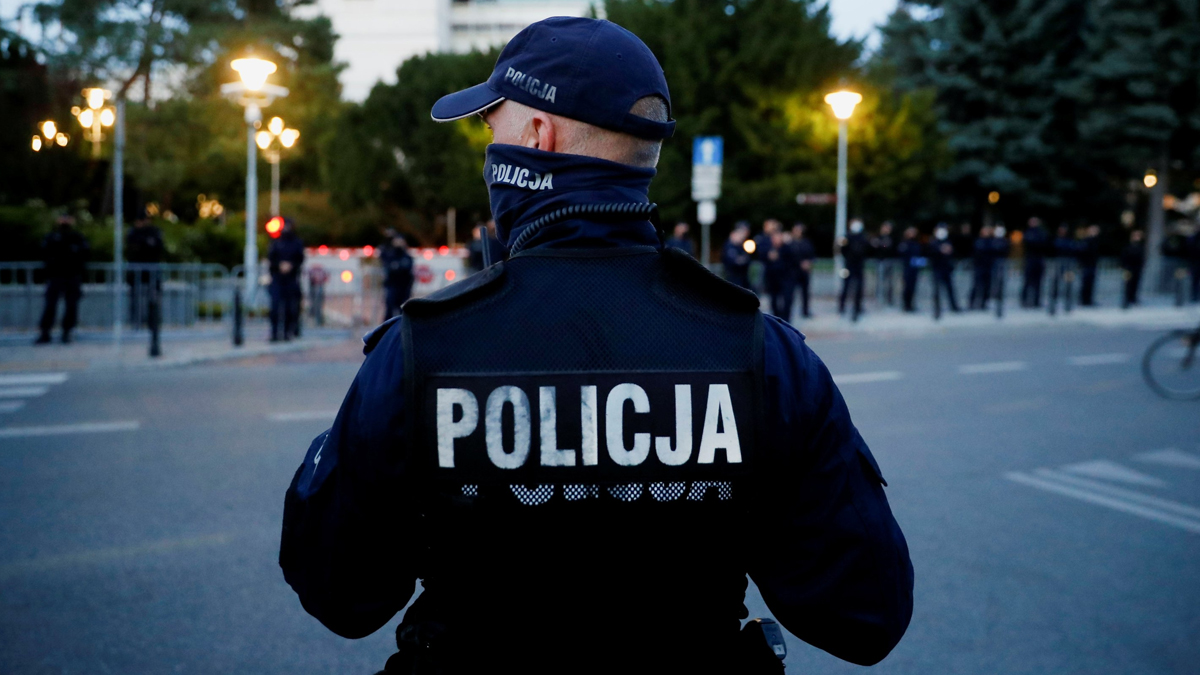 Polonya'da palalı dehşet: Yoldan geçenlere saldırdı