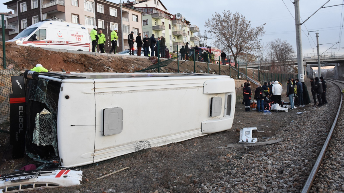 Servis midibüsü tren yoluna devrildi: 15 yaralı