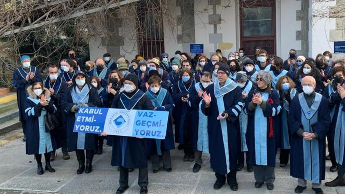 Boğaziçili akademisyenlerden dekanlarına destek