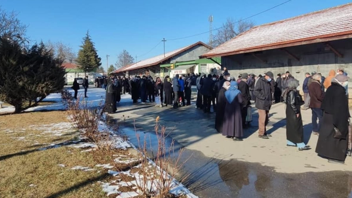 Soğuk havaya rağmen beklediler: Kütahya'da ucuz yağ kuyruğu