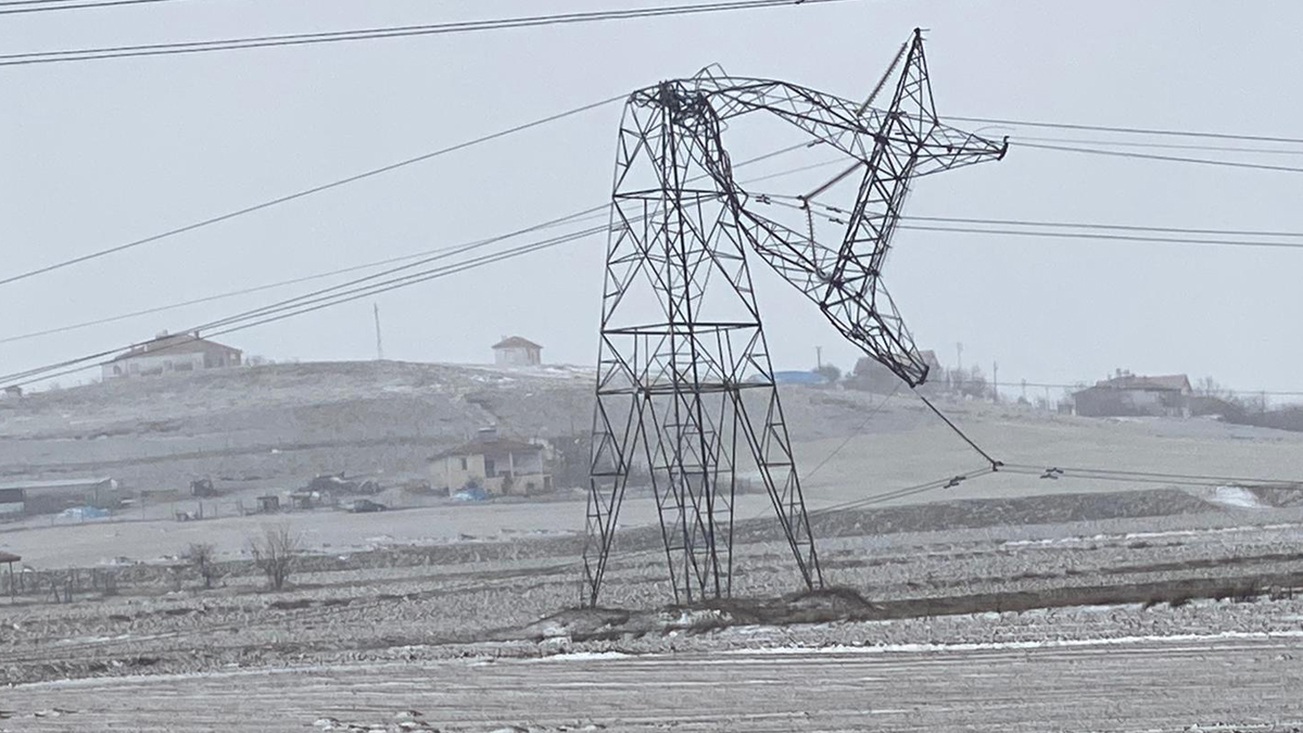 Kırşehir'de kar ve fırtına yüksek gerilim hattındaki telleri kopardı