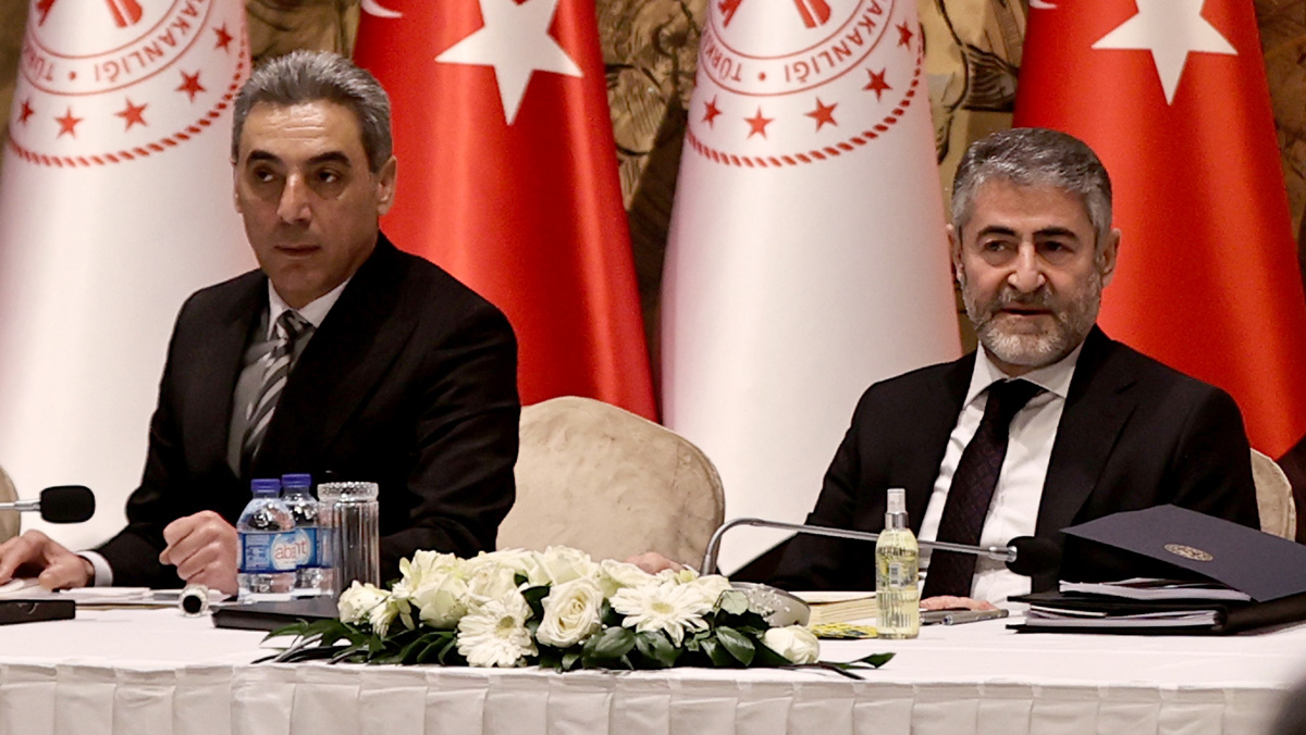 Nebati ekonomistlerle bir araya geldi: Şirketlerin 10 milyar dolar bozdurmasını bekliyorum