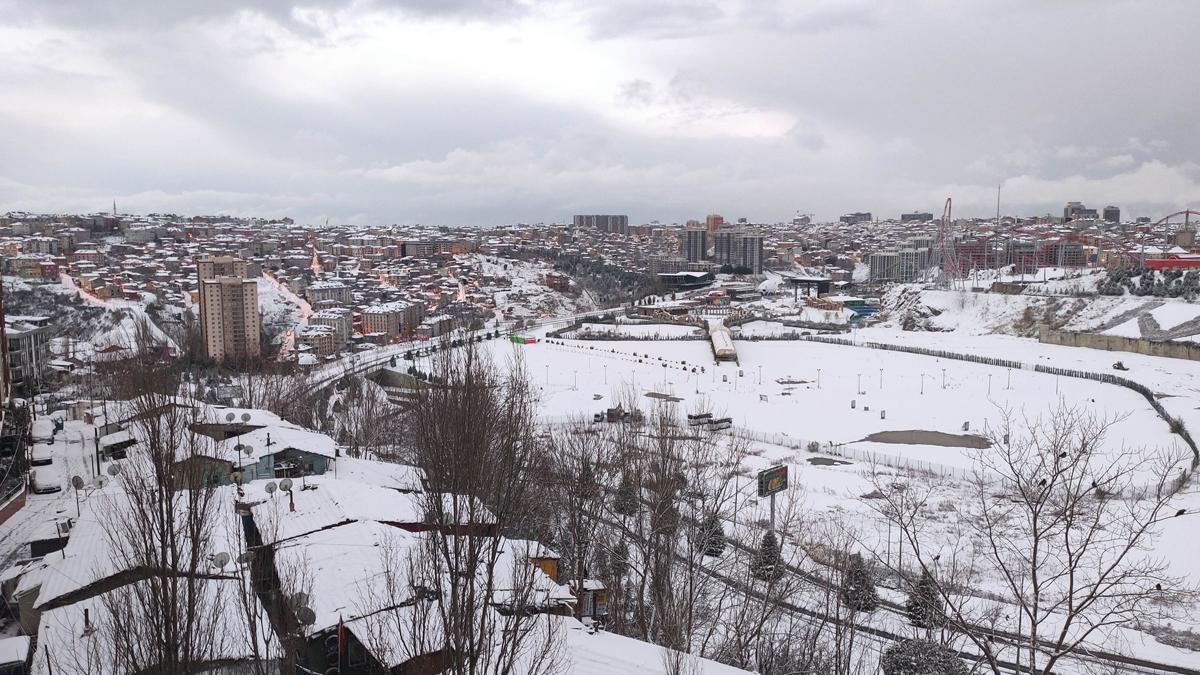 Meteoroloji uyarmıştı! İstanbul karlı bir sabaha uyandı