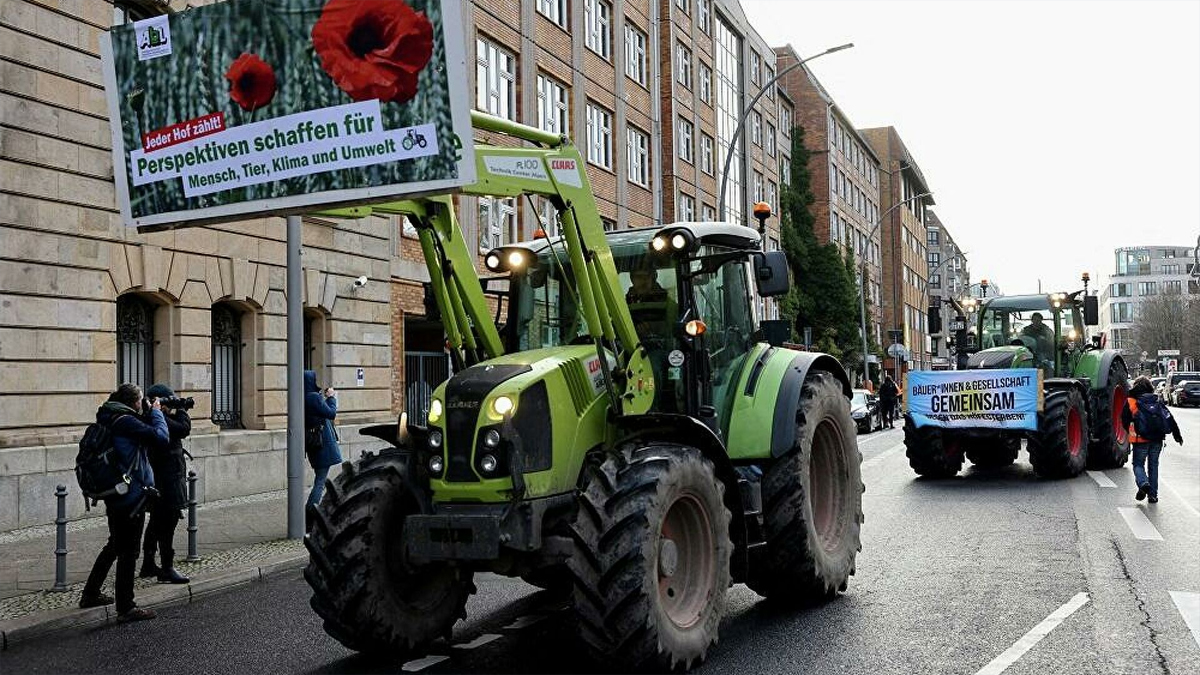 Almanya'da çiftçilerden 'traktörlü' eylem: Bakan Özdemir protestocuları kapıda karşıladı