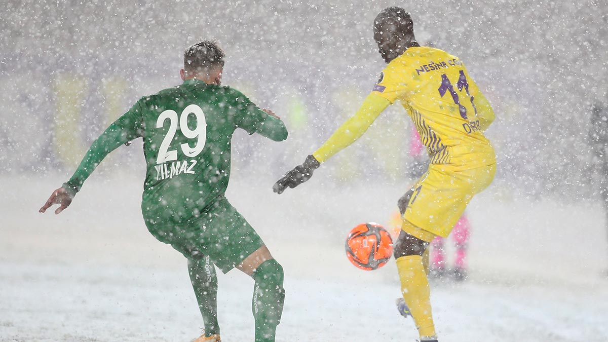 Eyüpspor-Bursapor maçına kar engeli
