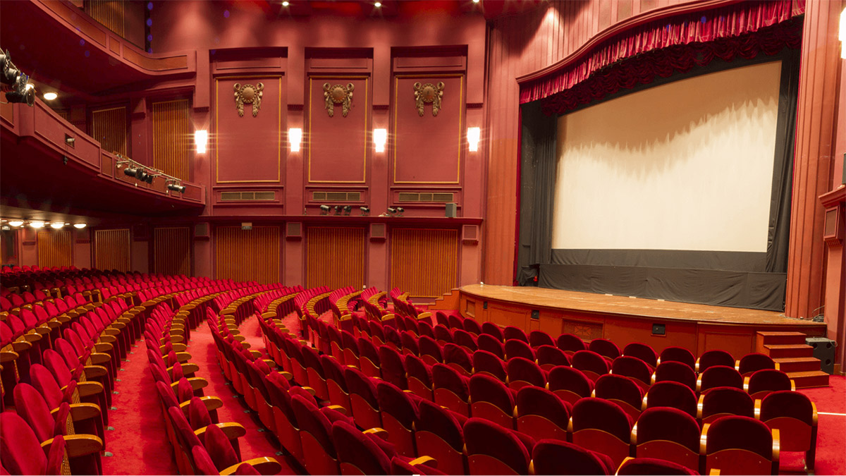 Özel tiyatrolar sahnedeki ‘gevşemeden’ rahatsız