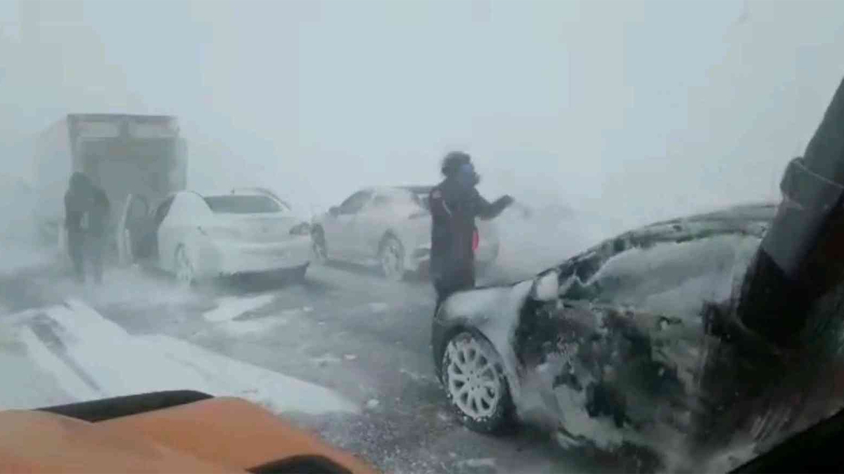Diyarbakır-Siverek kara yolunda onlarca araç mahsur kaldı