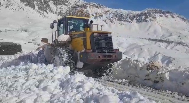 Kar ve tipi nedeniyle sporcular yolda mahsur kaldı