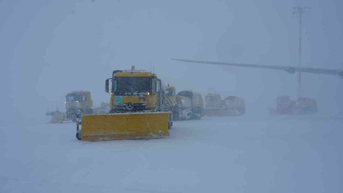 Son dakika! İstanbul Havalimanı'nda uçuşlara kar engeli