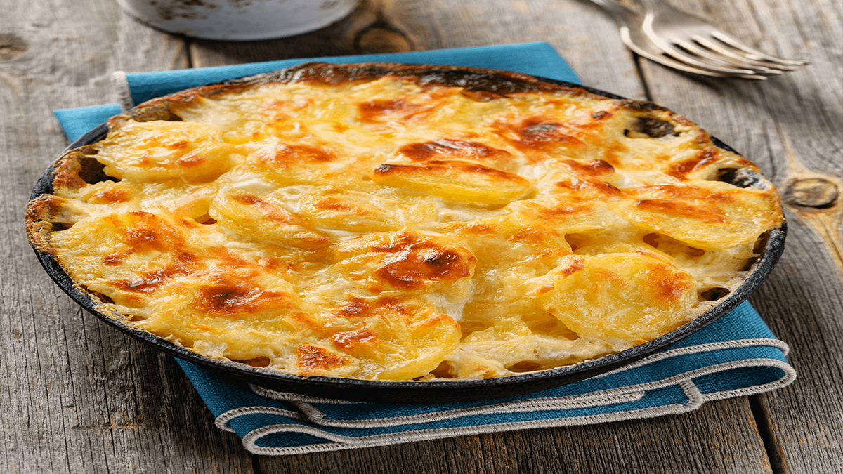 Tereyağlı kaşarlı güveçte oturan patates tarifi