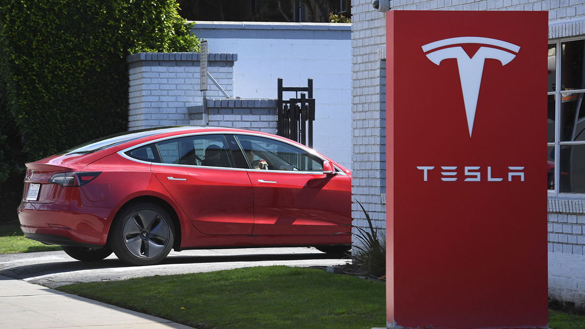 Tesla'da emniyet kemeri sesli uyarı sistemi hatası!