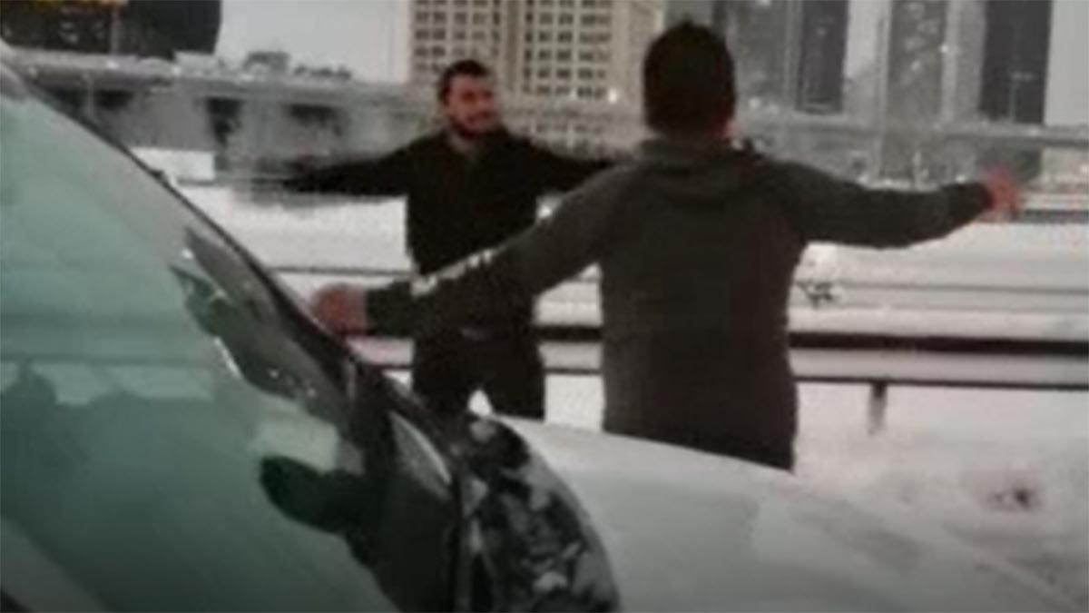 Trafikte kalan vatandaşlar müzik açarak eğlendi