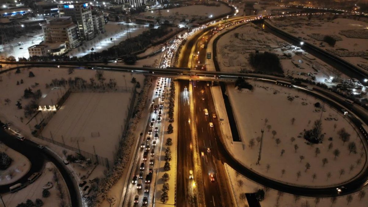 Yoğun kar yağışı İstanbul'da hayatı felç etti