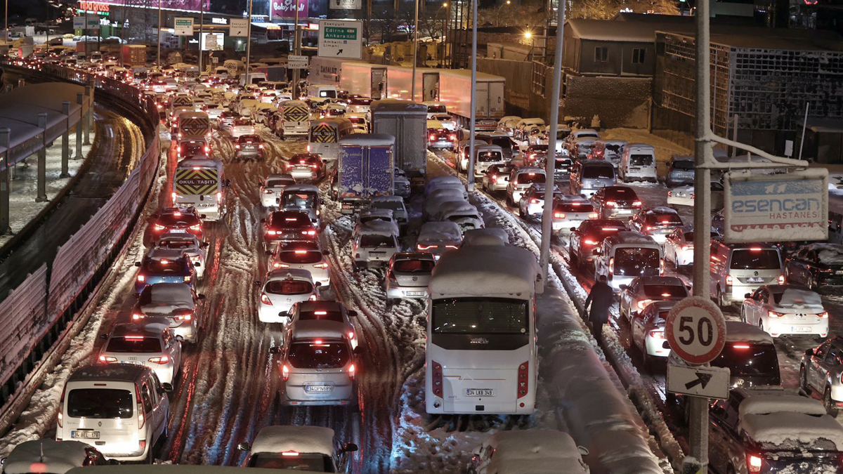Kar İstanbul'u esir aldı! Özel araçlara trafik yasağı