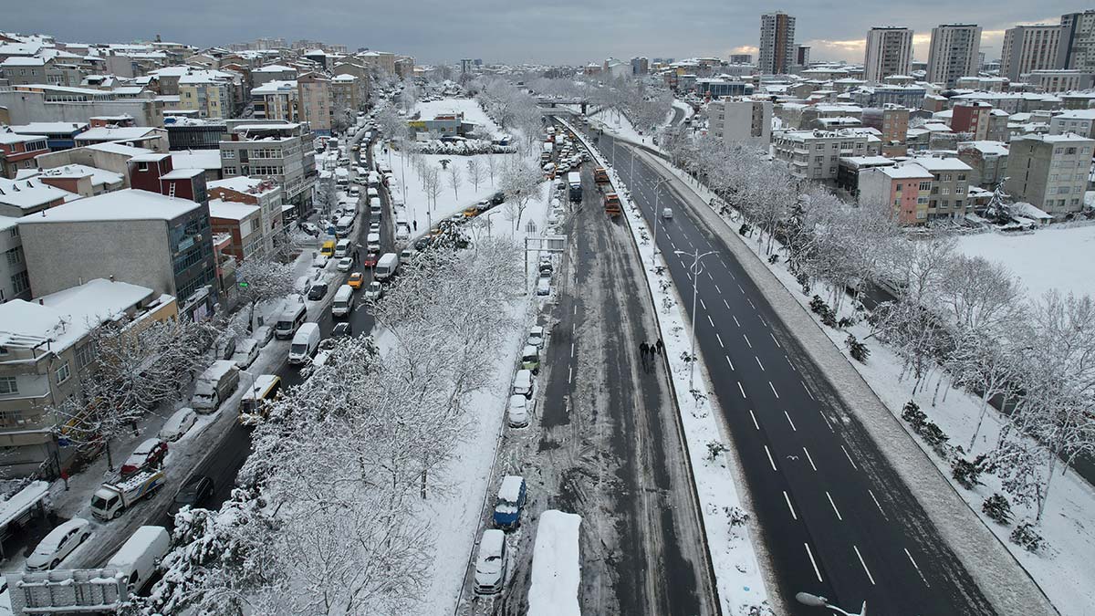 İstanbul'da özel araçla trafiğe çıkma yasağı saat kaçta bitiyor?