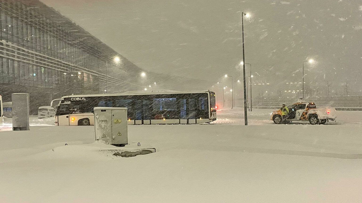 İstanbul Havalimanı’nda mahsur kalan yolcu: Acil camını kırıp dış hatlara girebildik