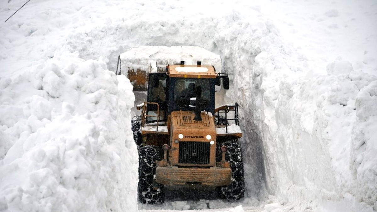 Sağlıkçılar hayat kurtarırken canlarından oluyordu: 7 kez çığ düştü