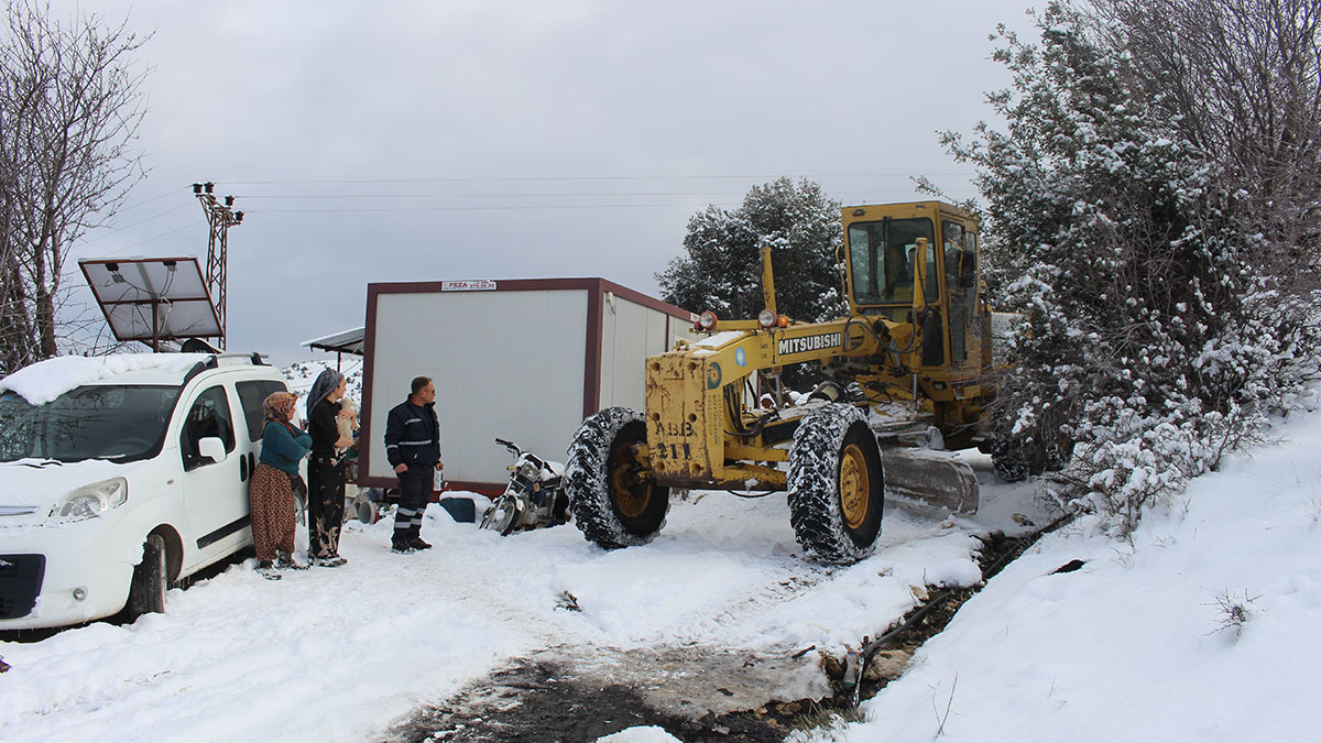 Antalya Büyükşehir’in kar mesaisi zorlu şartlar altında sürüyor