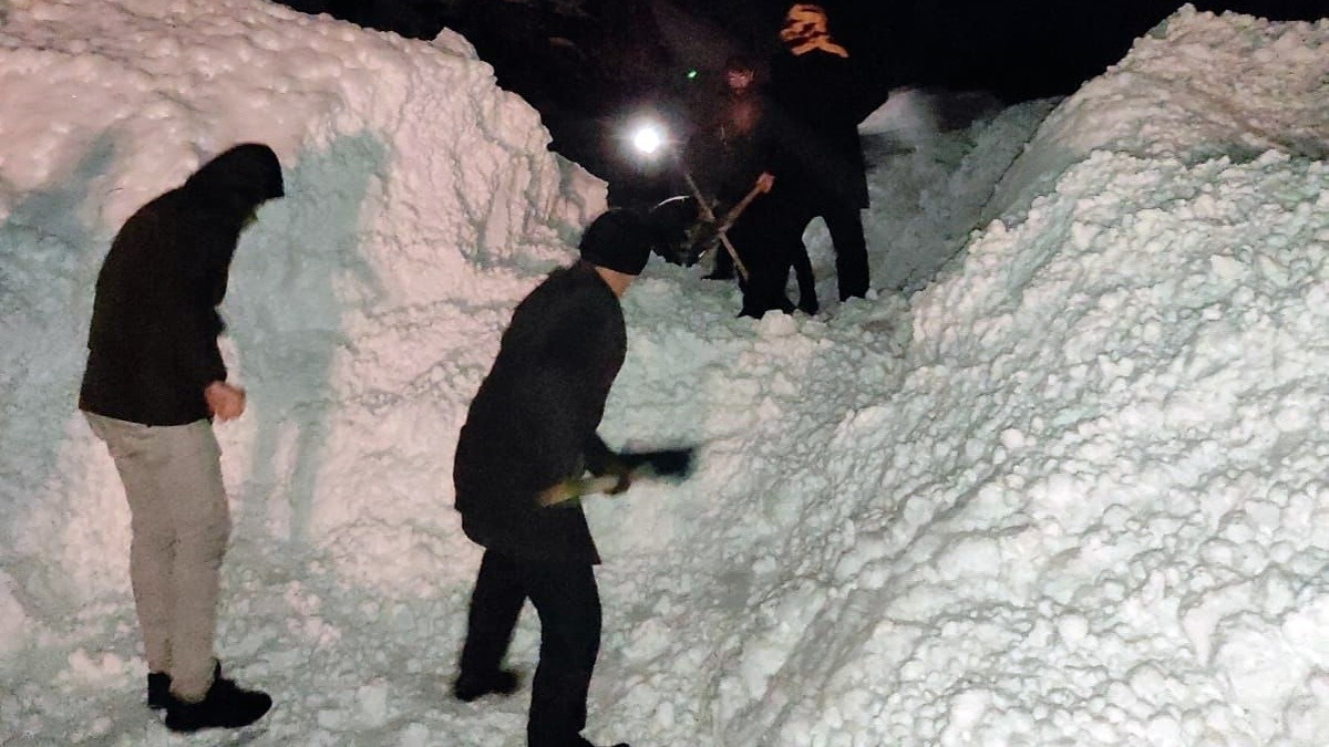 Yüksekova'da çığ düştü: Yolcular mahsur kaldı