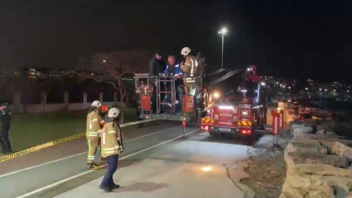 Kadıköy sahilinde tekne karaya oturdu! Polis ve itfaiye mürettebatı kurtardı