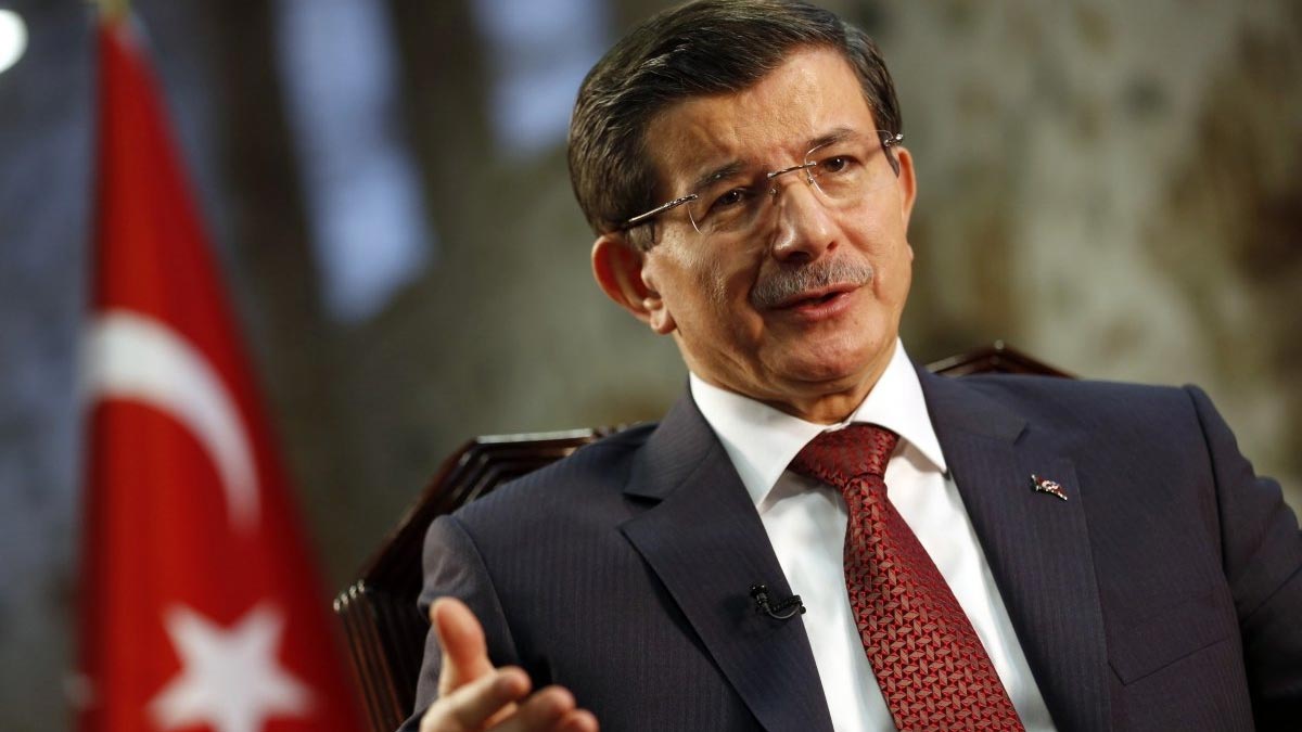 Davutoğlu'ndan sert tepki: Küçük çocuk hakaret ediyor, büyükler gülerek izliyor