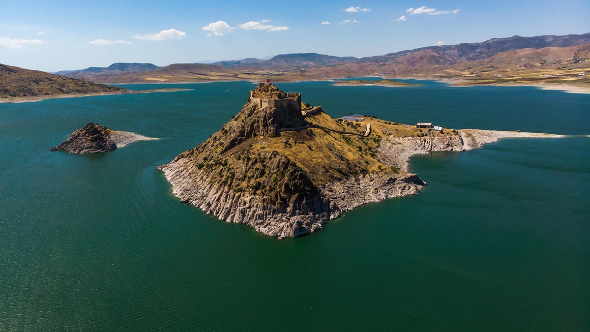 Sular çekildi 2 bin 800 yıllık kale ortaya çıktı