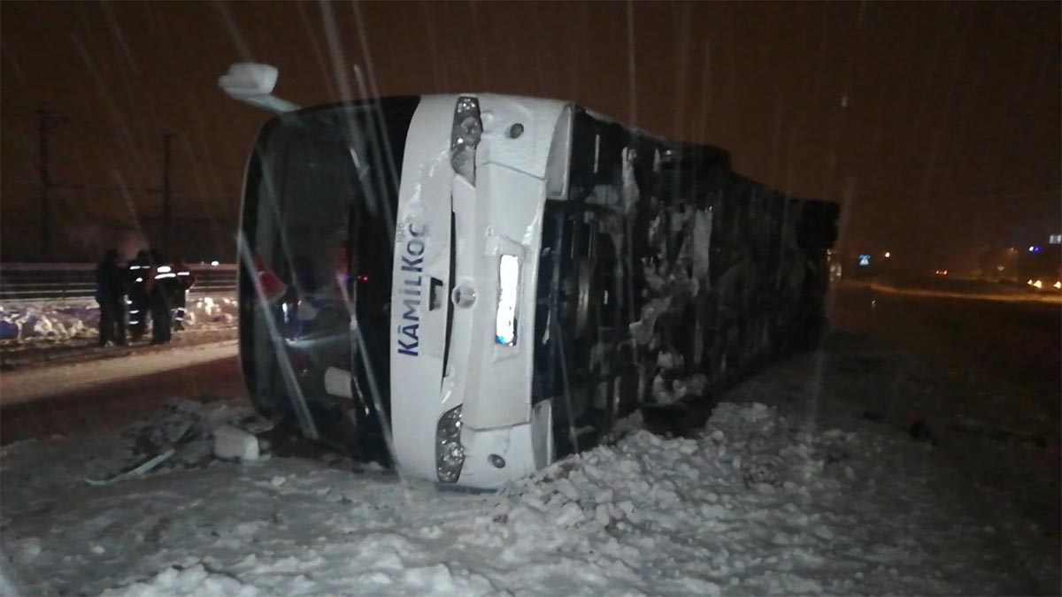 Tokat’ta yolcu otobüsü devrildi: 13 yaralı
