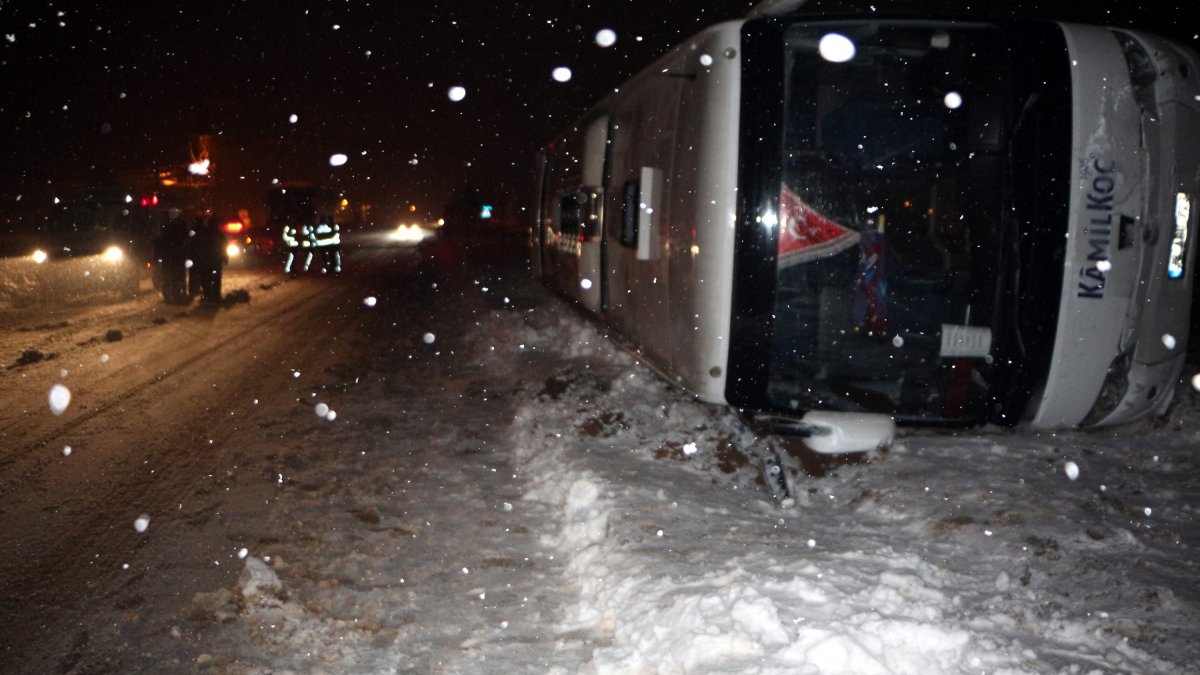 Tokat'ta yolcu otobüsü devrildi: 23 yaralı