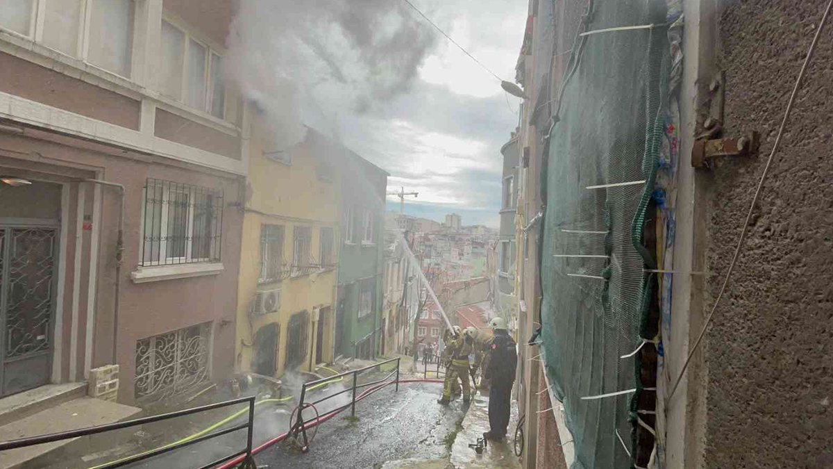 Beyoğlu'nda korkutan yangın: İtfaiyeye sokaktaki araçlardan engel
