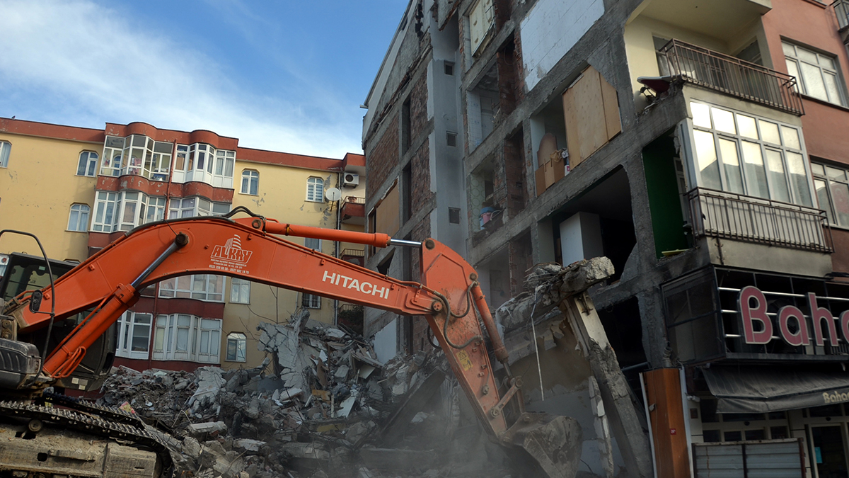 İstanbul Avcılar'da şaşırtan hırsızlık: Duvarı çalmışlar