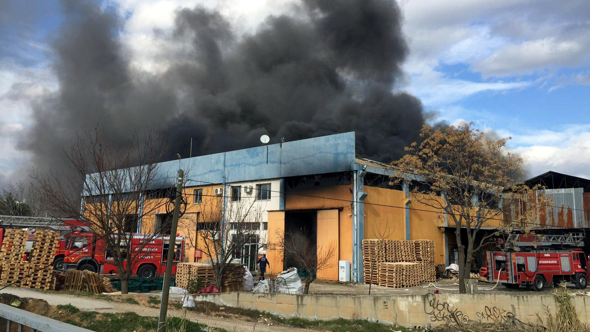 Manisa'da fabrika yangın: 50 bin plastik kasa yandı