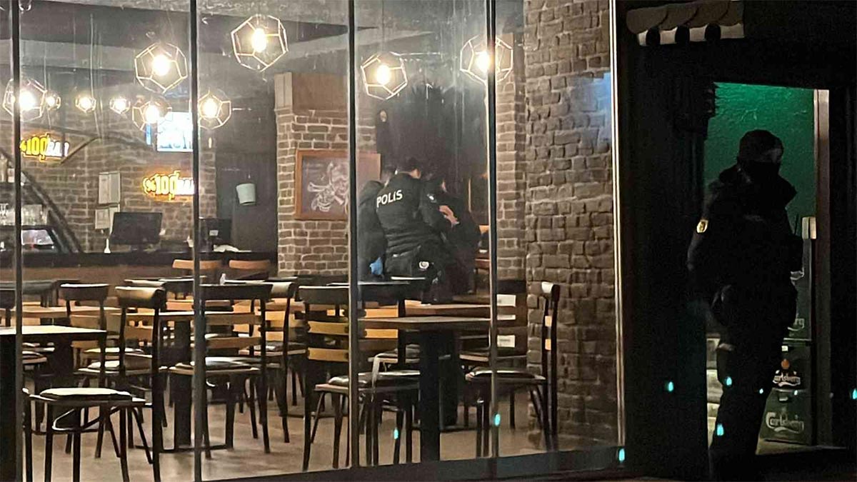 Sohbet ederken 'yanlışlıkla' arkadaşını vurdu