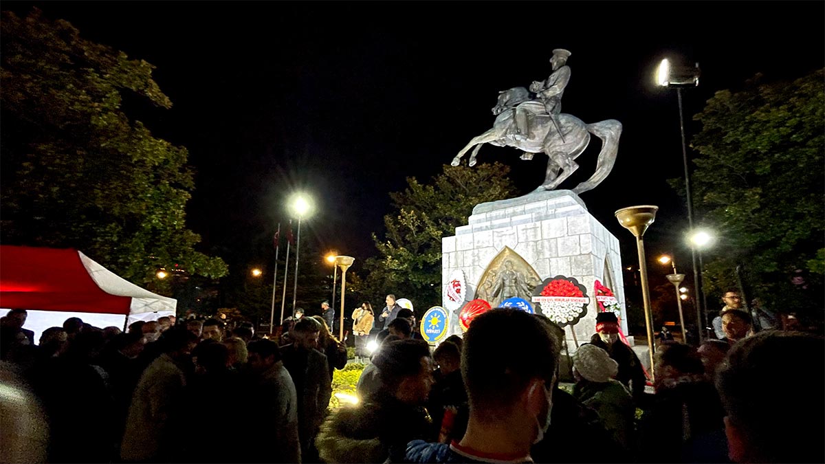 Samsun'da Atatürk Anıtı önünde nöbet