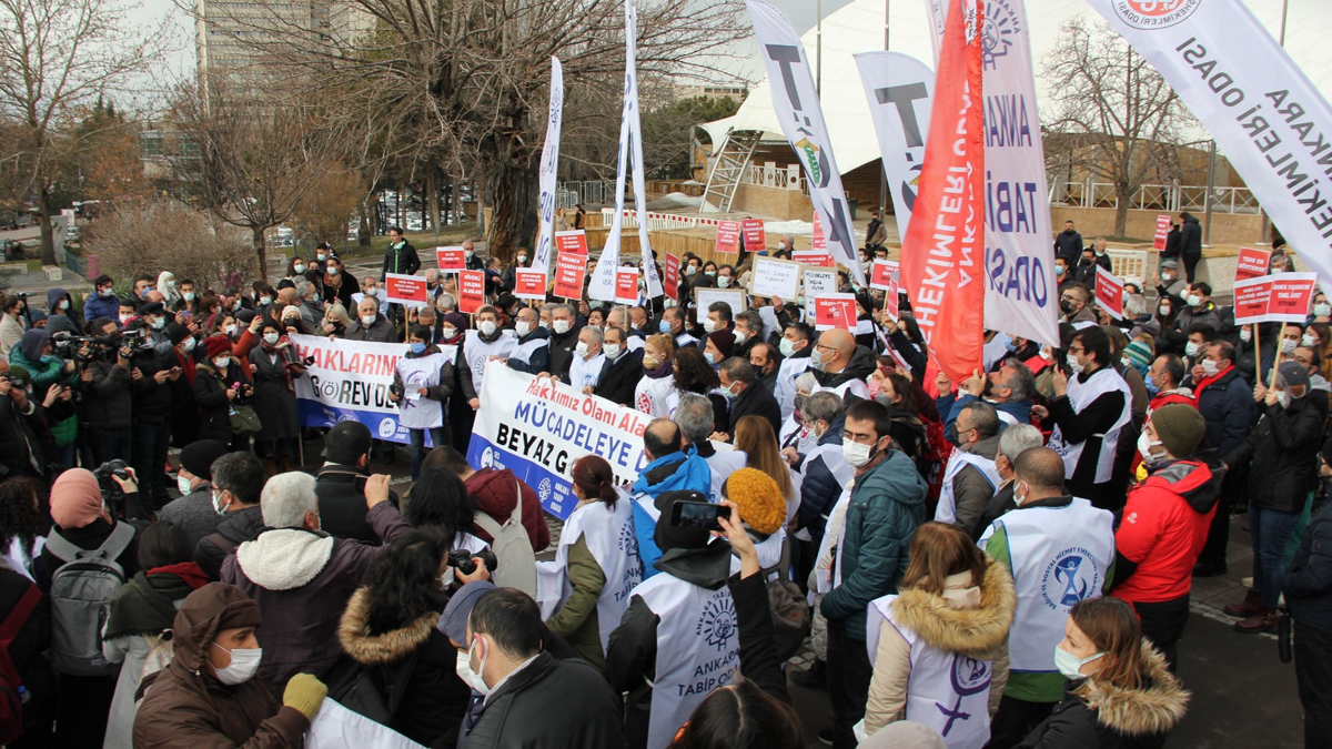 Sağlık çalışanları beyaz grevde: Hakkımız olanı istiyoruz