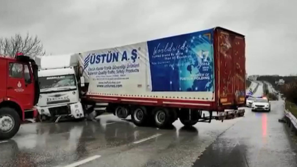 Son dakika! Büyükçekmece'de TIR kazası: Trafik kilitlendi