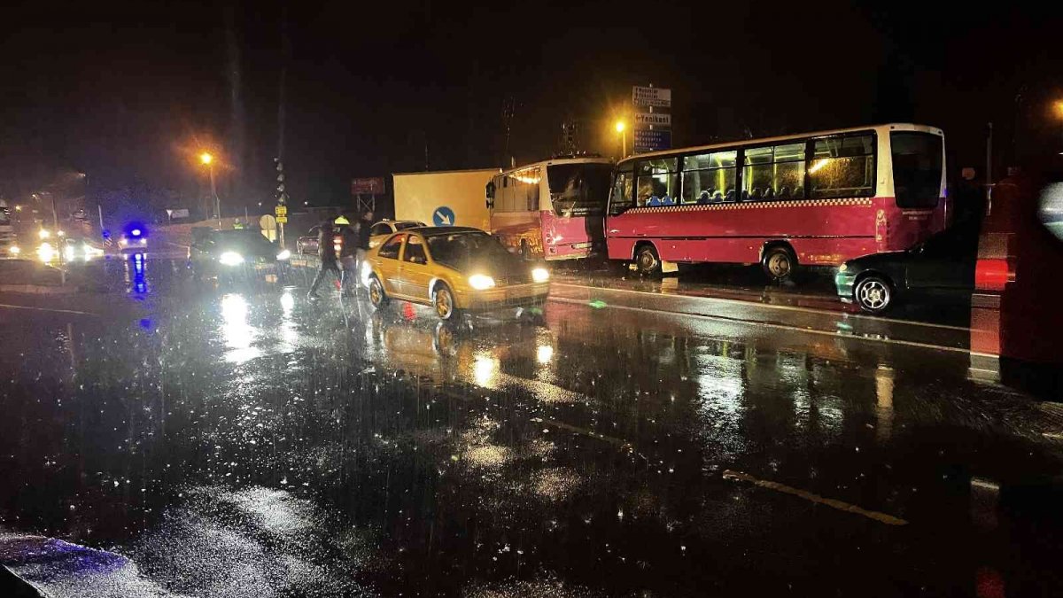 Sakarya'da zincirleme trafik kazası: 8 yaralı