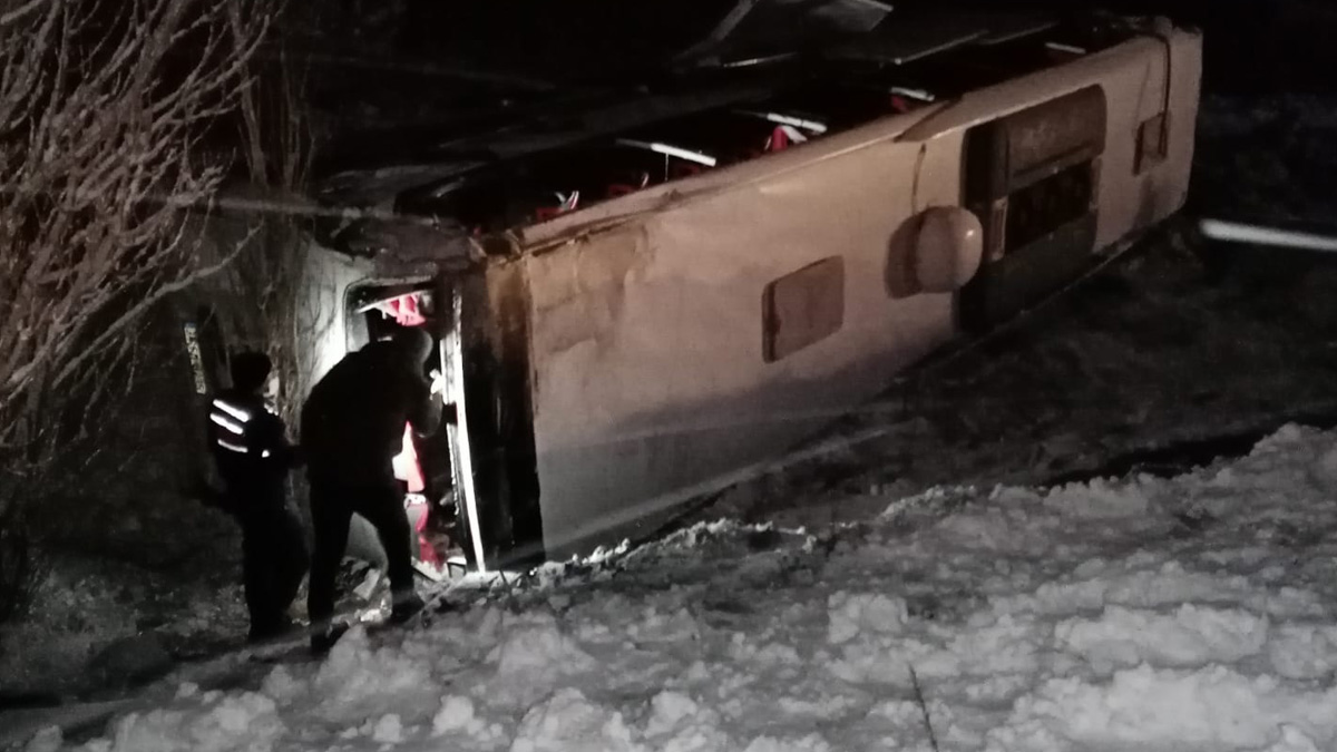 Afyonkarahisar'da yolcu otobüsü şarampole devrildi