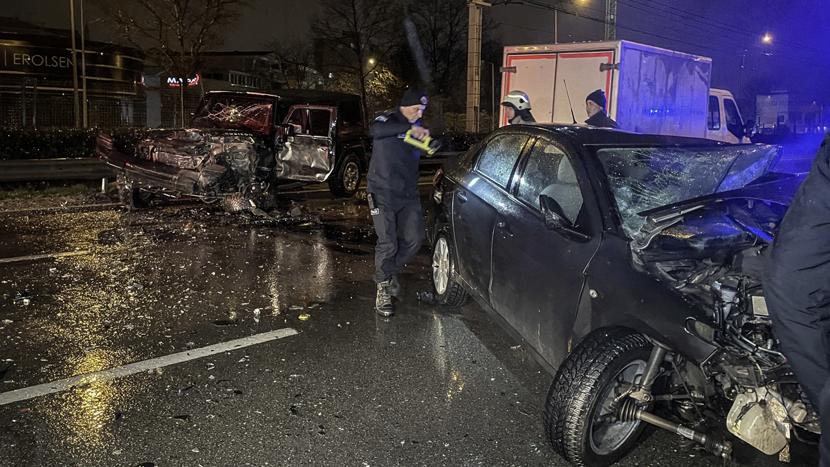 Bursa'da zincirleme kaza: 4 araç birbirine girdi