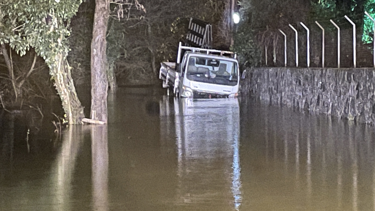 Beykoz'da dere taştı: Kamyonette mahsur kaldılar
