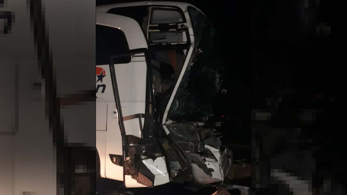 Mersin'de yolcu otobüsü TIR'a çarptı: 1 ölü, 13 yaralı