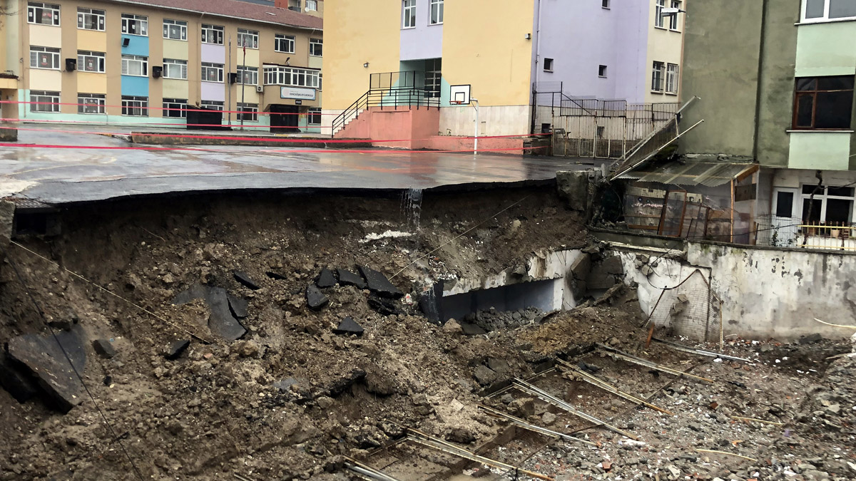 Avcılar'da faciadan dönüldü: Okulun bahçesi çöktü