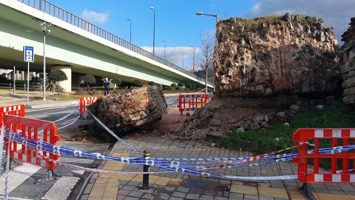 Fatih'teki tarihi surlarda bir çökme daha