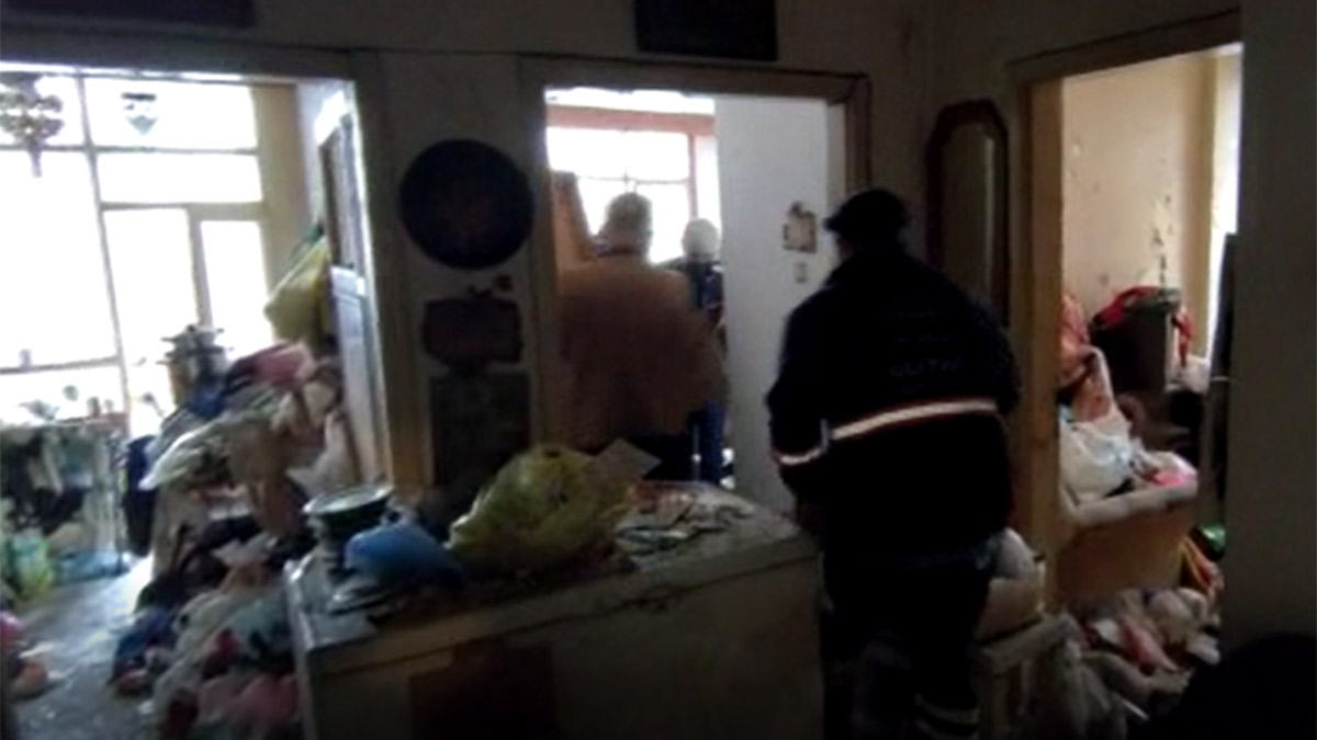 Mersin'de bir evden 2 kamyon çöp çıkarıldı