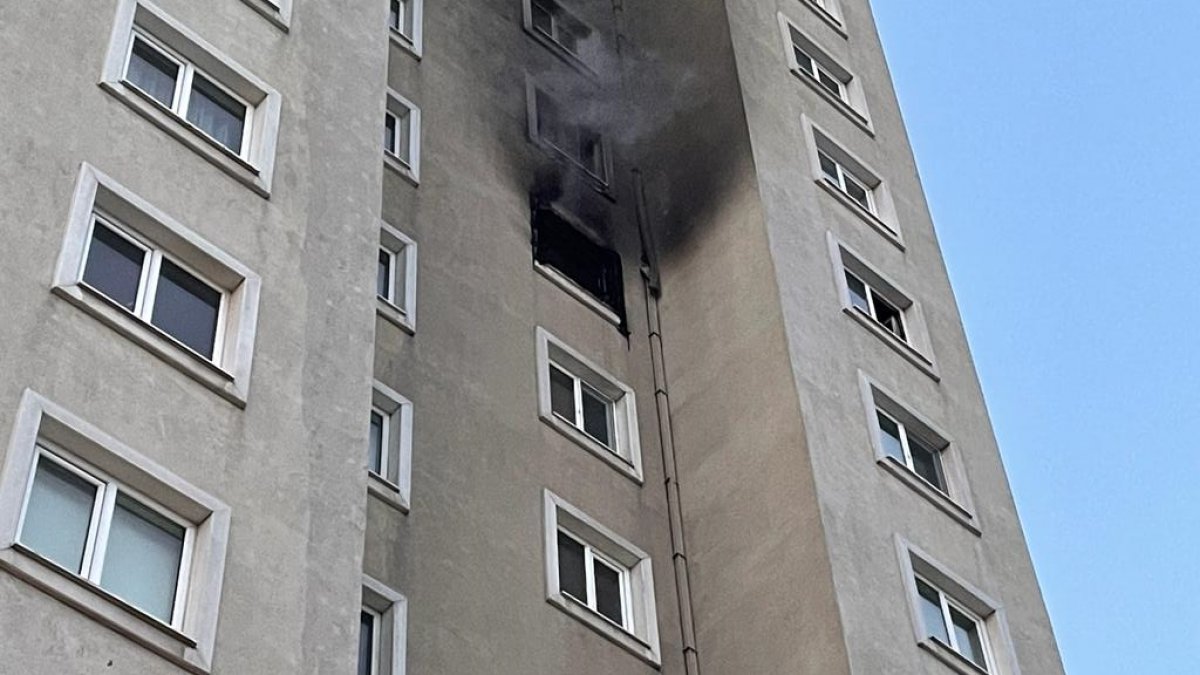 Esenyurt'ta 17 katlı binanın 7.katında yangın çıktı