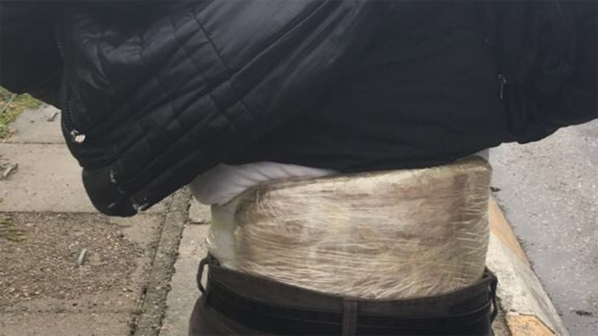 Beline sarılı 3 kilo uyuşturucuyla yakalandı: Ben uyuşturucu olduğunu bilmiyordum