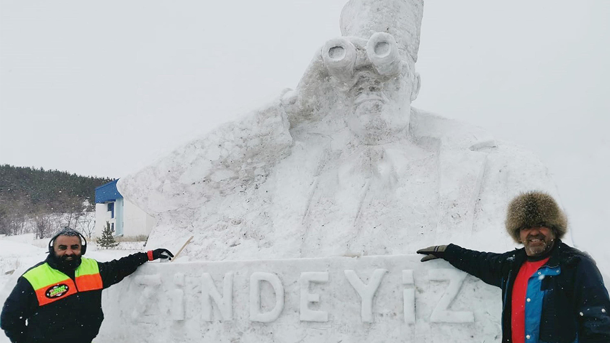 Atatürk'ün Kocatepe'den bakışı kara işlendi