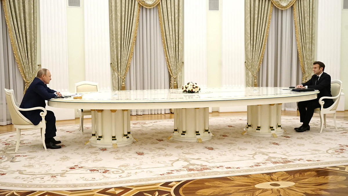 Putin- Macron zirvesindeki uzun masanın nedeni belli oldu